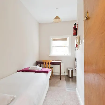 4 Small Bedsit 10 Minutes Walk To City Groy61 Lejlighed